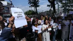 राजधानीमा पीडित बालिकाको हत्याको घटनामा न्याय माग्दै महिलाहरूले गरेको प्रदर्शन। उनीहरूले विभिन नारासहितका कागज बोकेका छन्। 