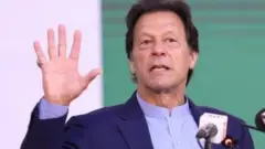 عمران خان، پاکستان، پاکستان تحریکِ انصاف