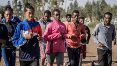 Des athlètes s'entraînent lors du premier événement de course à pied "Great bekoji run", à Bekoji, en Éthiopie, le 15 mai 2022.