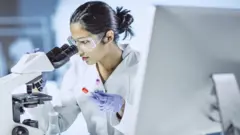 Investigadora en el laboratorio