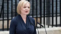 ১০ নম্বর ডাউনিং স্ট্রিটে লিজ ট্রাসের প্রথম ভাষণ।