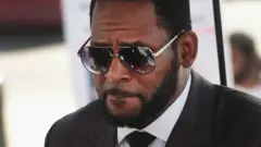 Ifoto yo mu bubiko ya R Kelly agera mu nyubako y'urukiko rwa Leighton Criminal Courts, mu iburanisha ryo ku itariki ya 26 y'ukwezi kwa gatandatu mu 2019, i Chicago muri leta ya Illinois