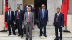اصغر مهدی‌زاده نزدیک به 13 سال را در زندان گذرانده از این میان دستکم شش سال را در زندان گوهردشت محبوس بوده است