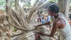 স্বাধীনতার পরও অনেক বছর পর্যন্ত পাট ছিল বাংলাদেশের প্রধান রফতানি পণ্য