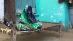 ஹாத்ரஸ் பாலியல் வல்லுறவு, கொலை நடந்து ஓராண்டு - 'வீட்டுச் சிறையில்' இறந்த பெண்ணின் குடும்பம்