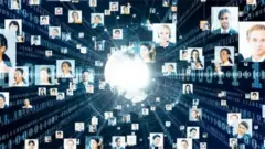 సోషల్ మీడియా ఆల్గారిథమ్స్ ప్రమాదకరంగా మారుతున్నాయని కొందరు నిపుణులు ఆందోళన వ్యక్తం చేస్తున్నారు