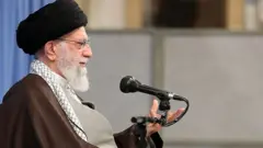 آیت الله علی خامنه‌ای از طرح افزایش قیمت بنزین حمایت کرد؛ نمایندگان حرفشان را پس گرفتند