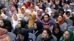 افغان مېرمني وايي چې نړیواله ټولنه دې د تل پاتې سولې تضمین وکړي