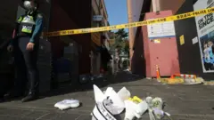 30일 오후 서울 용산구 이태원 압사 사고 현장에서 경찰 관계자들이 현장조사를 하고 있다