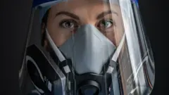 Foto Emily Gilhespy retrata uma enfermeira de UTI