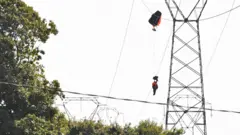 ኣብቲ ኤሌክትሪክ ገመድ ተንጠልጢሉ ንካሊእ ሓደጋ ዝተሳጠሐ ኣብራሪ