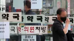 지난 11일 서울 종로구에 위치한 약국 출입문에 코로나19 상비용 약으로 사용되는 감기약 품절 안내문이 붙어있다