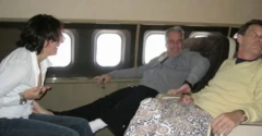 Três pessoas em um avião, entre elas Jeffrey Epstein