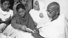 గాంధీతో మనూ గాంధీ