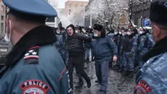Polis və etirazçı