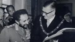 ቀዳማዊ ኃይለ ሥላሴ ከባዝ ከተማ ከንቲባ ዊሊያም ጋሎፕ ጋር በ1954 (እአአ)