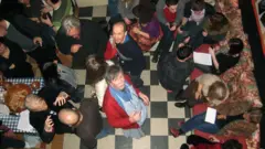 在巴黎工作室裏招待四方來客的吉姆·海因斯