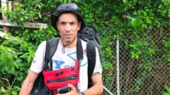 Enrique en medio de su travesía.