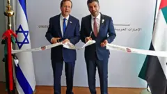 سفير الإمارات محمد الخاجة والرئيس الإسرائيلي اسحق هرتزوغ