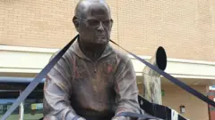 Escultura del técnico argentino Marcelo Bielsa
