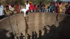 पृथ्वीचा दोन तृतीयांश भाग पाण्यानं व्यापलेला आहे. तरीही अब्जावधी लोक पाण्यासाठी वणवण करतात. कारण या पाणीसाठ्यापैकी केवळ 3 टक्के पाणीच शुद्ध आहे.