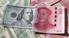 Billete de US$100 y otro de 100 yuanes.