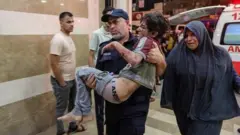 Ғазо бўлгаси жанубида Хан Юнисга ҳужумда яраланган бола.