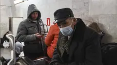 지하로 대피한 시민들. 러시아군의 포격으로 수천 명이 지하로 숨었다