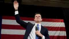 L'ancien maire de South Bend, Pete Buttigieg, annonce qu'il met fin à sa campagne pour être le candidat démocrate à la présidence lors d'un discours au Century Center le 01 mars 2020 à South Bend, Indiana