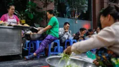 Đối với khách du lịch, cảnh sinh hoạt buôn bán trên vỉa hè và đường phố là nét văn hoá Việt đặc trưng và cuốn hút.