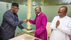 Gomina Kayọde Fayẹmi ati Biṣọbu ijọ Anglican ni Ekiti