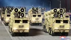 उत्तर कोरिया की परेड में हथियार