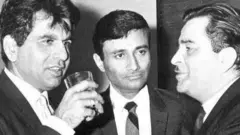 राज कपूर (दाएं), दिलीप कुमार (बाएं) और देव आनंद (बीच में) एक संगीत कार्यक्रम में