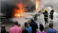 Awọn osiṣẹ panapana nibi iṣẹlẹ naa