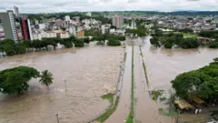 بارندگی با سیل گرفتگی جاده ها و تخریب پل ها همراه بوده است