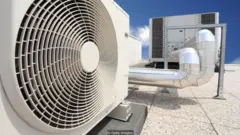 Điều hòa không khí thông thường thải ra khí nhà kính vào khí quyển, góp phần vào sự nóng lên toàn cầu.