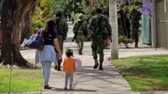 Soldados patrullan en los suburbios de Guadalajara