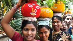 బోనాలతో తెలంగాణ మహిళలు