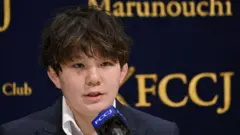 2022年の会見時の五ノ井さん。ショートカットでスーツを着ている