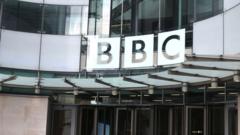 La BBC dice que se defenderá ante la demanda de Trump por US$5.000 millones por un reportaje en el que se editaron sus palabras