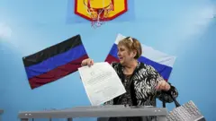 Жінка голосує в окупованому Донецьку