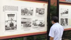 Khách xem hình ảnh trưng bày ngoài trời tại Triển lãm về những giờ cuối cùng của VNCH