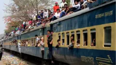 বাংলাদেশের ট্রেনের ছাদে চড়ে যাত্রীদের চলাচলের ঘটনা অনেকটা স্বাভাবিক দৃষ্টিতেই দেখা হয়।