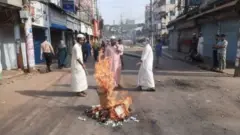 হেফাজতে ইসলামের ডাকা গত ২৮শে মার্চে হরতালে ব্রাহ্মণবাড়িয়ায় রাস্তায় আগুন জ্বালিয়ে অবরোধ করে হরতাল সমর্থকরা