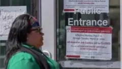 Mwanamke akitafuta ajira