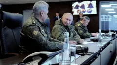 Президент России Владимир Путин улыбался и шутил с министром обороны Сергеем Шойгу
