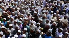 ওয়াজ মাহফিলে রাজনৈতিক বক্তব্য দেয়া নিয়ে বেশ বিতর্ক হচ্ছে বাংলাদেশে (ফাইল ফটো)