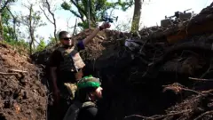 Украинские силы запускают беспилотники для сброса дымовых гранат над российскими позициями