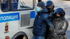 Navalni'nin destekçilerinden biri gözaltına alınıyor