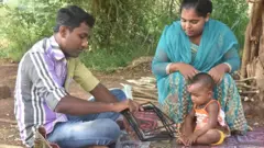 తమ కుమార్తె సెనులి చమల్కతో గౌరి, రోషన్